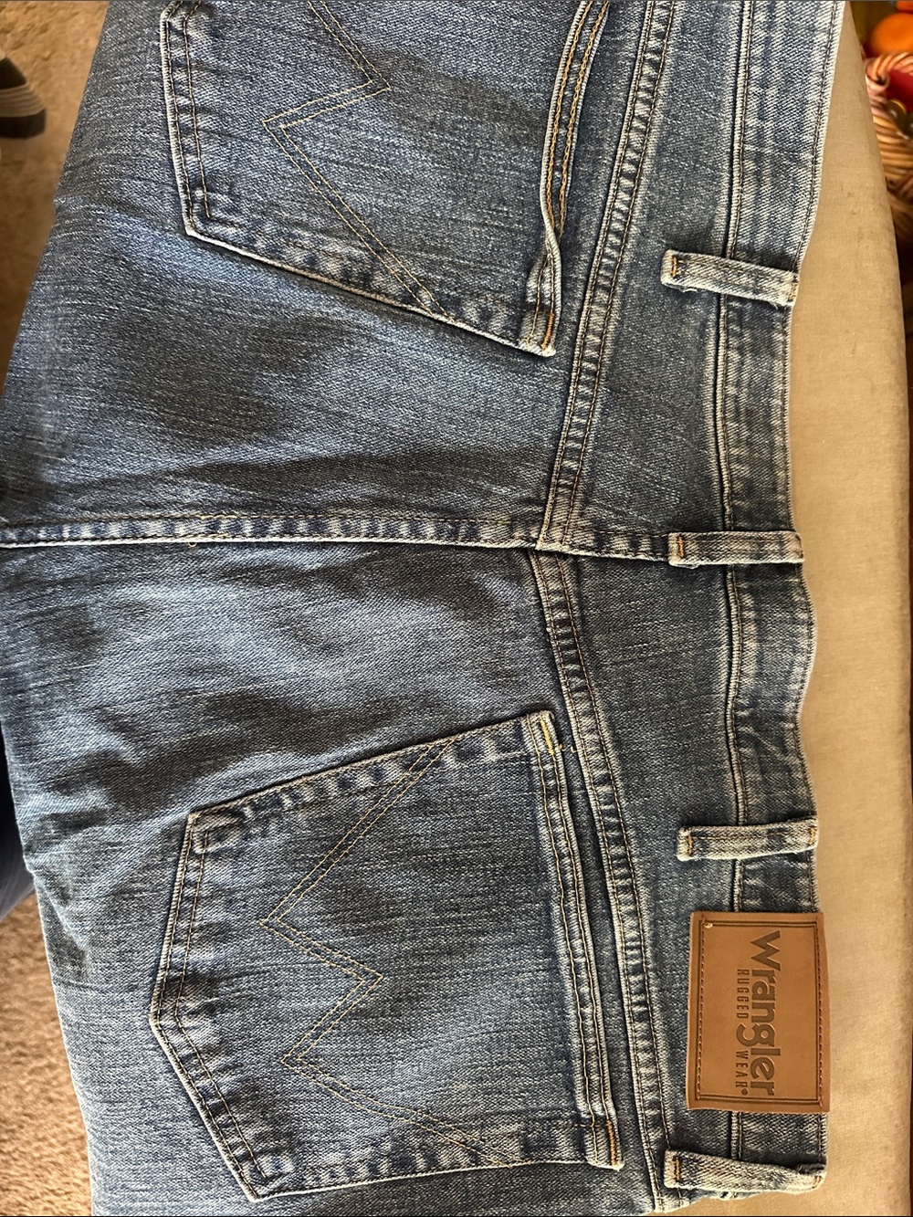 Wrangler Men’s Relaxed Fit Jeans in Medium Blue Wash